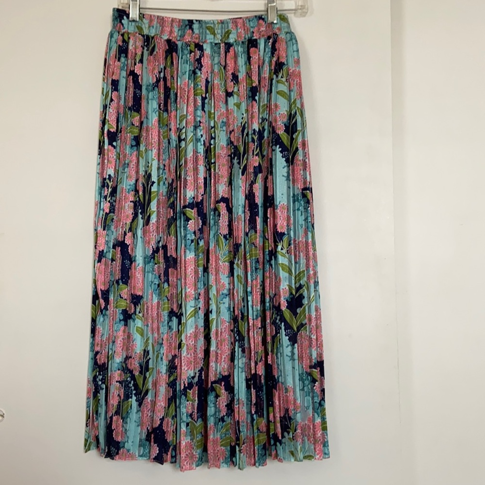 According pleated midi skirt. Floral pattern.